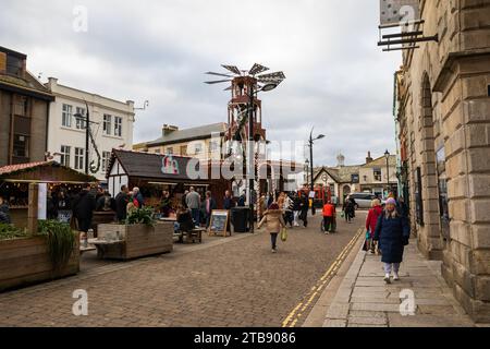 Truro, Cornovaglia, 5 dicembre 2023, nonostante il freddo, la gente era fuori a festeggiare le feste di Natale in una giornata nuvolosa a Truro e a godersi il mercatino di Natale. Il tempo di oggi era un freddo 6C. Crediti: Keith Larby/Alamy Live News Foto Stock