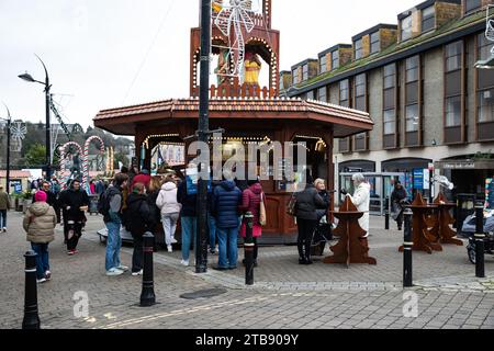 Truro, Cornovaglia, 5 dicembre 2023, nonostante il freddo, la gente era fuori a festeggiare le feste di Natale in una giornata nuvolosa a Truro e a godersi il mercatino di Natale. Il tempo di oggi era un freddo 6C. Crediti: Keith Larby/Alamy Live News Foto Stock