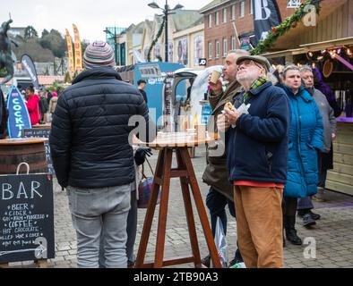 Truro, Cornovaglia, 5 dicembre 2023, nonostante il freddo, la gente era fuori a festeggiare le feste di Natale in una giornata nuvolosa a Truro e a godersi il mercatino di Natale. Il tempo di oggi era un freddo 6C. Crediti: Keith Larby/Alamy Live News Foto Stock