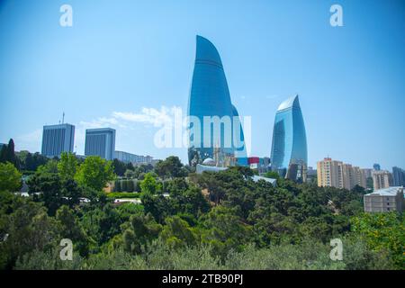 BAKU, AZERBAIGIAN - 15 LUGLIO 2018: Vista delle Torri di fiamma dal lungomare vicino al Parco Milli. Flame Towers - l'edificio più alto in Azerbaigian situato in Bak Foto Stock