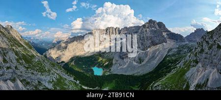 Vista panoramica sul lago di Sorapis, il lago di Sorapiss, con montagne sullo sfondo delle Dolomiti. Uno dei laghi più belli. Foto Stock