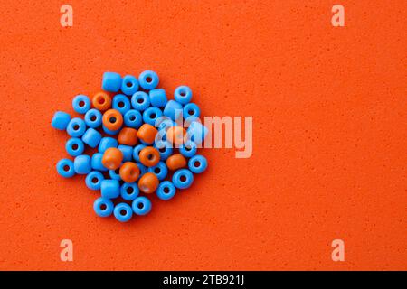 Perline blu e arancioni per la realizzazione di bracciali e collane Foto Stock