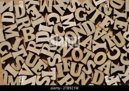 Lettere maiuscole a blocchi di legno casuali, spianate Foto Stock