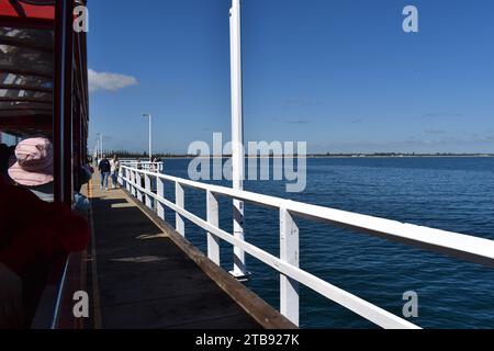 Busselton, Australia Occidentale, settembre 25 2023: Passeggeri sul molo elettrico Stockton Express e persone che camminano sul molo Foto Stock