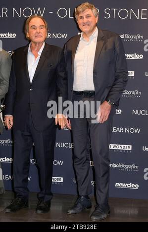 Oliver Stone e Stefano buono beim Screening des Dokumentarfilms 'Nuclear Now' im Space Cinema moderno. ROM, 04.12.2023 Foto Stock