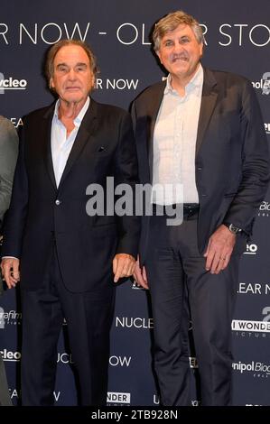 Oliver Stone e Stefano buono beim Screening des Dokumentarfilms 'Nuclear Now' im Space Cinema moderno. ROM, 04.12.2023 Foto Stock