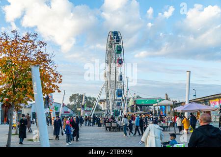 Almaty, Kazakistan - 28 aprile 2023: Parco divertimenti con ruota panoramica sulla collina di Kok-Tobe nella città di Almaty Foto Stock