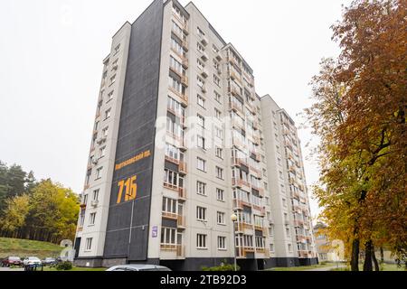 Condomini a Minsk in autunno Foto Stock