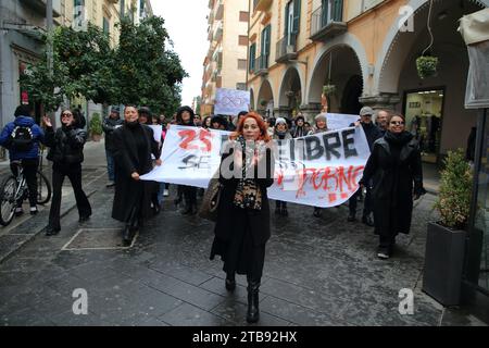 Cava dei Tirreni, Italia. 25 novembre 2023. Nella giornata internazionale contro la violenza contro le donne, un gruppo di donne ha marciato attraverso il centro storico di Cava dei Tirreni il 25 novembre 2023, gridando slogan contro la violenza contro le donne ed elencando i nomi delle 105 donne italiane vittime di femminicidio dall'inizio del 2023. L'ultima delle vittime è la giovane Giulia Cecchettin uccisa dal suo ragazzo. (Foto di Pasquale Senatore/Pacific Press/Sipa USA) credito: SIPA USA/Alamy Live News Foto Stock