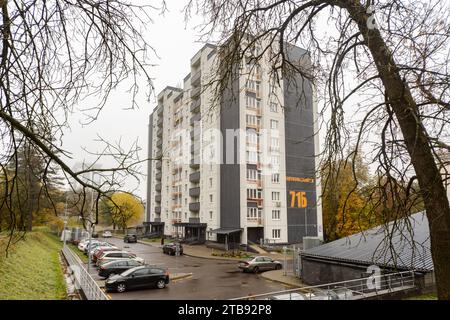 Condomini a Minsk in autunno Foto Stock