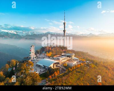 Vista aerea della collina di Kok-Tobe con torre della televisione e parco divertimenti nella città di Almaty Foto Stock