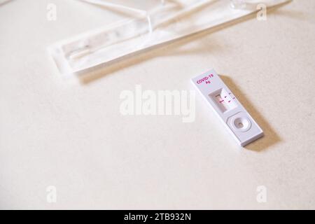 Primo piano del risultato negativo del kit per il test rapido dell'antigene Covid-19 Foto Stock