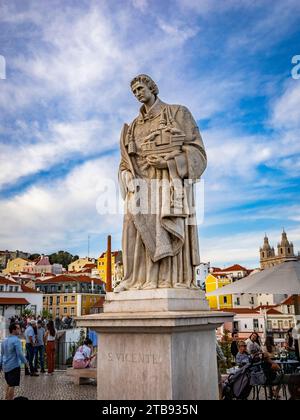 Statua di San Vincent presso il punto panoramico di Portas do Sol affacciato sulla città vecchia, il quartiere Alfama di Lisbona, Portogallo Foto Stock