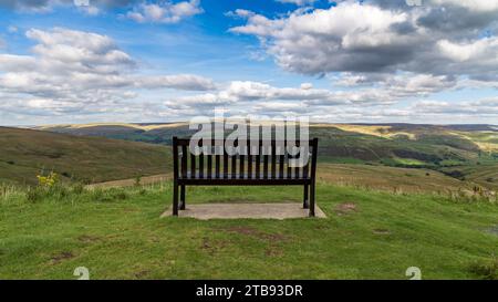 Panca con vista sulle valli dello Yorkshire, vicino Thwaite, North Yorkshire, Regno Unito Foto Stock