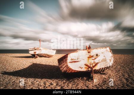 Due barche da pesca su una spiaggia di ciottoli Foto Stock