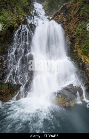 Cascata che scende da una scogliera accidentata nell'oceano a Red Bluff Bay, Baranoff Island, Inside Passage, Alaska, USA Foto Stock