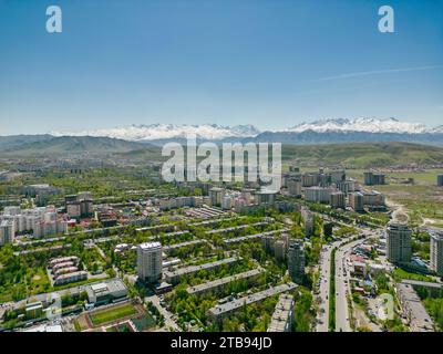 Vista aerea della città di Bishkek in Kirghizistan con montagne innevate Foto Stock