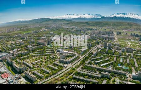 Vista aerea della città di Bishkek in Kirghizistan con montagne innevate Foto Stock