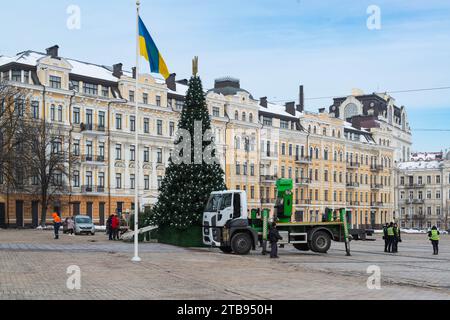 2023-12-05 Kiev, Ucraina. Decorazione dell'albero di Natale in Piazza Sophia. Foto Stock