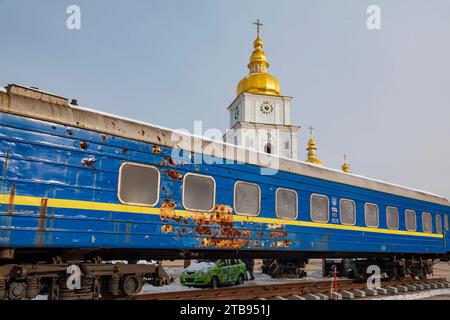 2023-12-05 Kiev, Ucraina. Carrozza ferroviaria Ucraina danneggiata dai bombardamenti russi in mostra nel centro di Kiev. Guerra in ucraina. Foto Stock