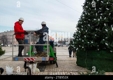 2023-12-05 Kiev, Ucraina. Lavoratori municipali che si preparano alla decorazione dell'albero di Natale Foto Stock