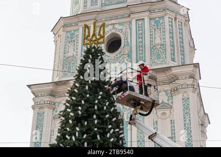 2023-12-05 Kiev, Ucraina. Decorazione dell'albero di Natale in Piazza Sophia. Foto Stock