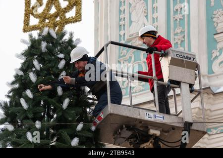 2023-12-05 Kiev, Ucraina. Lavoratori municipali che decorano l'albero di Natale con luci Foto Stock