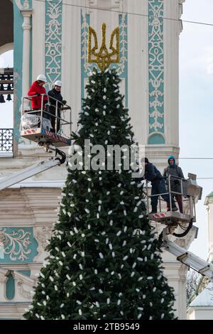 2023-12-05 Kiev, Ucraina. Decorazione dell'albero di Natale donato alla città da mecenati. Foto Stock