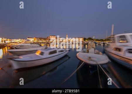 Fotografa il porto di Fazana in Istria di sera durante il tramonto in estate Foto Stock