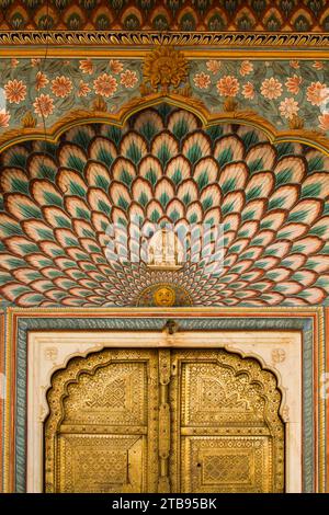 Porte placcate oro al City Palace, Jaipur; Jaipur, Rajasthan State, India Foto Stock