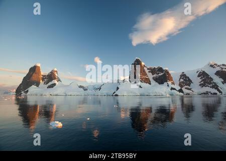Riflessi di scogliere e montagne nel canale di Lemaire; Antartide Foto Stock