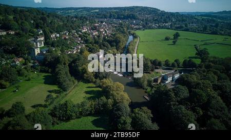 Vista aerea del ponte a pedaggio Batheaston, costruito nel 1872 in pietra locale di Bath. Una struttura classificata di grado II, si estende lungo il fiume Avon. Foto Stock