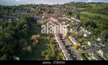 Vista aerea con droni su Fairfield Avenue, nell'area di Fairfield Park di Bath, Regno Unito. (17-10-2023) Foto Stock