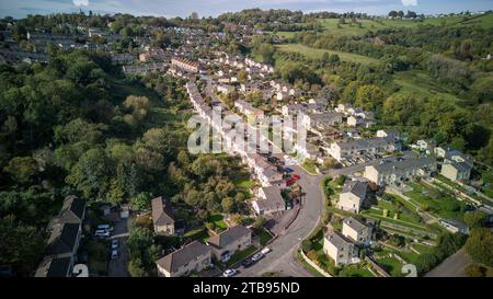 Vista aerea con droni su Fairfield Avenue, nell'area di Fairfield Park di Bath, Regno Unito. (17-10-2023) Foto Stock