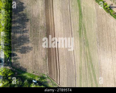 Vista aerea del trattore che ara il campo agricolo Foto Stock