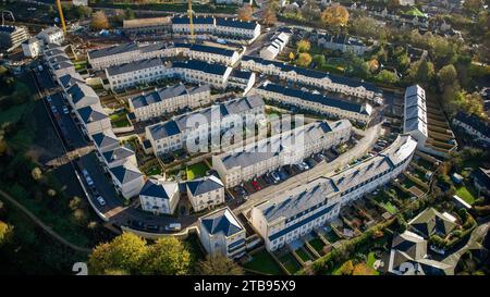 Vista aerea con droni di Holburne Park, costruita sul vecchio sito del M.O.D. sulla Warminster Road, Bath Regno Unito. (28-11-2022) Foto Stock