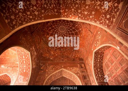 Interno di una cupola e archi del Taj Mahal; Agra, India Foto Stock