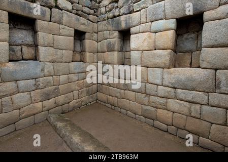 Muri di pietra degli edifici di Machu Picchu; Perù Foto Stock