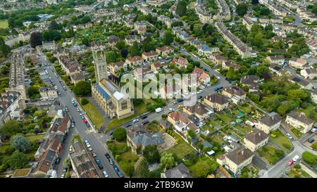 Vista aerea del drone su Larkhall, Bath UK, con la chiesa di San Salvatore al centro. (06-07-2023) Foto Stock