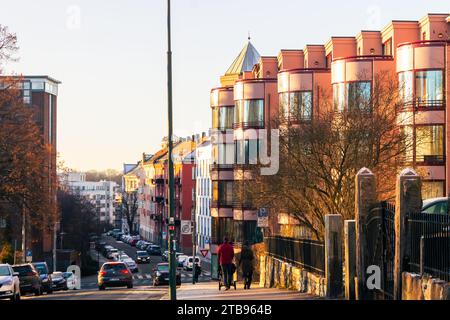 Oslo, Norvegia - 29 settembre 2021: Strada nella città di Oslo al tramonto Foto Stock