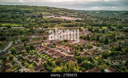 Vista aerea del drone su Larkhall, è un quartiere nella città di Bath, in Inghilterra, a nord-est del centro della città. (24-08-2023) Foto Stock