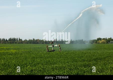 Pistole irrigatore irrigazione sistema irrigazione campo grano Foto Stock