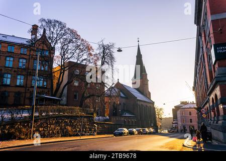 Oslo, Norvegia - 29 settembre 2021: Strada nella città di Oslo al tramonto Foto Stock