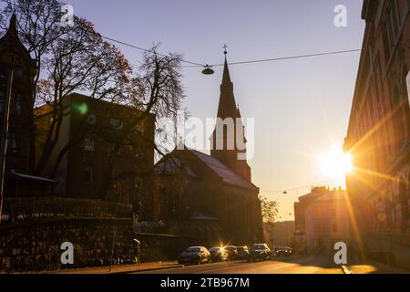 Oslo, Norvegia - 29 settembre 2021: Strada nella città di Oslo al tramonto Foto Stock