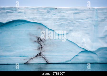 Astratto macchia di tipo umano marte la purezza nella parete di ghiaccio della calotta di ghiaccio Nordaustlandet; Nordaustlandet, Svalbard, Norvegia Foto Stock