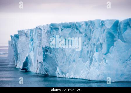 Parete di ghiaccio della calotta di ghiaccio del Nordaustlandet; Nordaustlandet, Svalbard, Norvegia Foto Stock