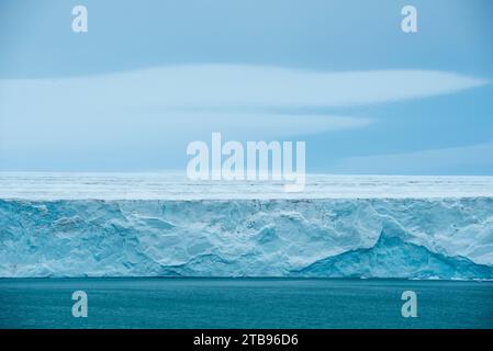 Parete di ghiaccio della calotta di ghiaccio del Nordaustlandet; Nordaustlandet, Svalbard, Norvegia Foto Stock