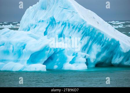 Iceberg alla deriva nelle fredde acque artiche dello stretto di Hinlopen; Svalbard, Norvegia Foto Stock