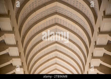 Vista ad angolo basso del soffitto ad arco a motivi geometrici all'interno della grande Moschea del Sultano Qaboos; Mascate, Oman Foto Stock