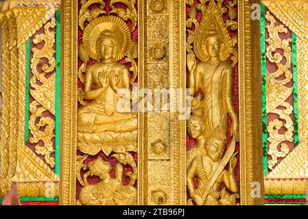 Incisioni murali dorate al monastero di Wat Xieng Thong; Luang Prabang, Laos Foto Stock